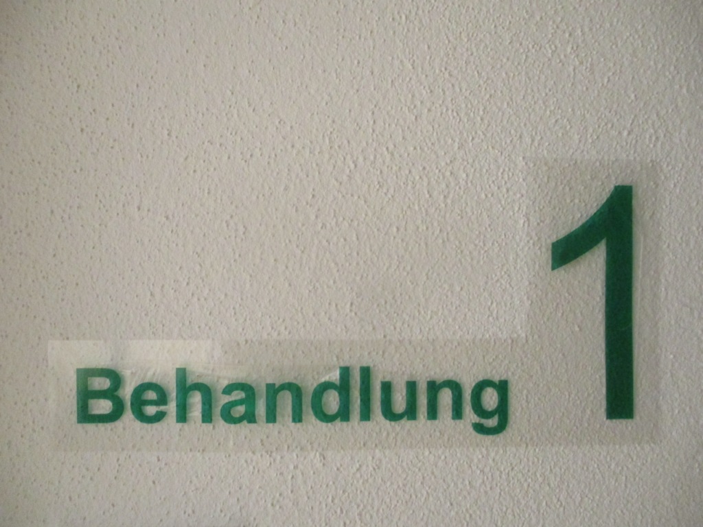 Türschild zum Behandlungszimmer